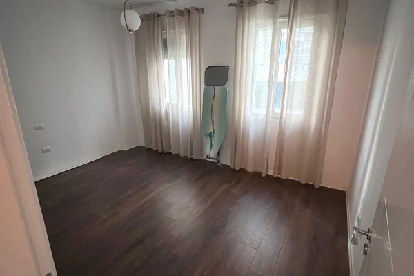 Shtepi me qera Apartament ne Tirane, 2+1, Mobilimi Pjeserisht e mobiluar, Pagesa 700  Euro.