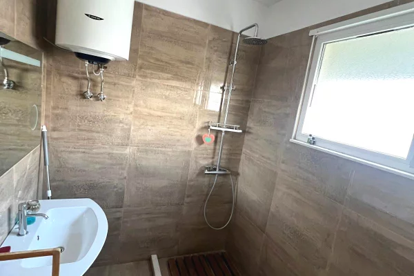 Shtepi me qera Apartament ne Tirane, 2+1, Mobilimi Pjeserisht e mobiluar, Pagesa 700  Euro.
