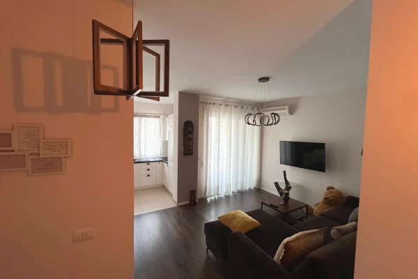 Shtepi me qera Apartament ne Tirane, 2+1, Mobilimi Pjeserisht e mobiluar, Pagesa 700  Euro.