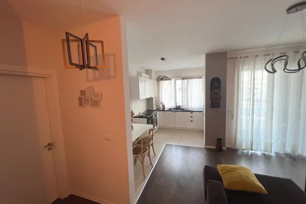 Shtepi me qera Apartament ne Tirane, 2+1, Mobilimi Pjeserisht e mobiluar, Pagesa 700  Euro.