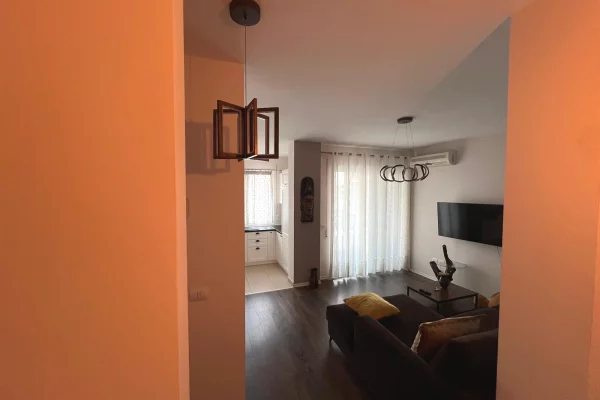 Shtepi me qera Apartament ne Tirane, 2+1, Mobilimi Pjeserisht e mobiluar, Pagesa 700  Euro.