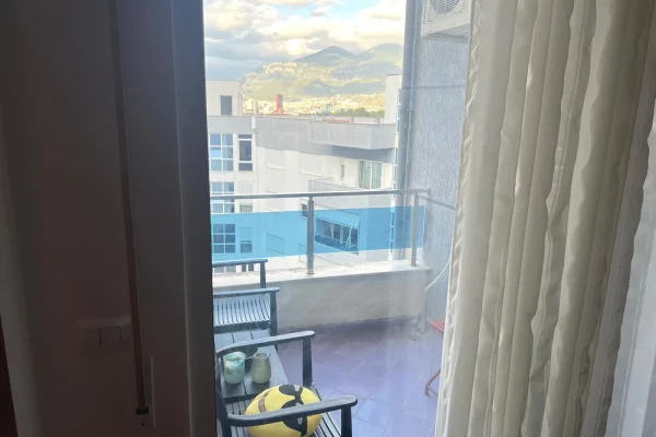 Shtepi me qera Apartament ne Tirane, 2+1, Mobilimi Pjeserisht e mobiluar, Pagesa 700  Euro.