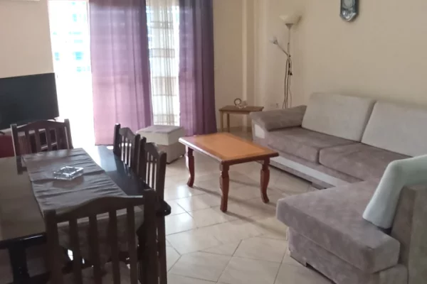 Apartament 2+1 i mobiluar me qira te Komuna e Parisit