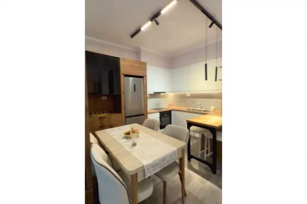 Shtepi me qera Apartament ne Tirane, 2+1, Mobilimi E mobiluar, Pagesa 90,000  Leke.