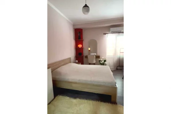 Shtepi me qera Apartament ne Tirane, 2+1, Mobilimi E mobiluar, Pagesa 90,000  Leke.