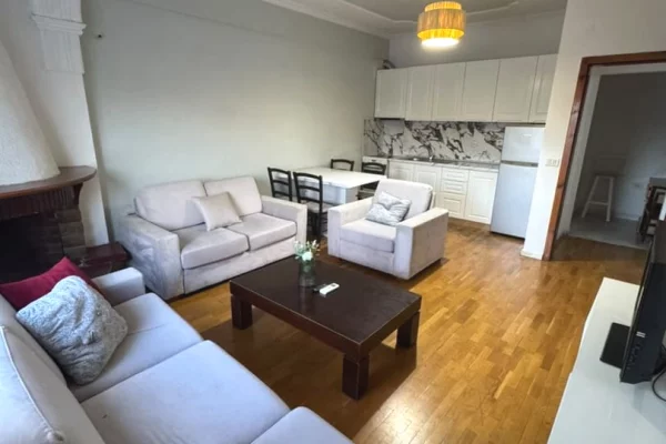 Super apartament 2+1 te Rruga Vasfi Samimi, përballë Spitalit Amerikan
