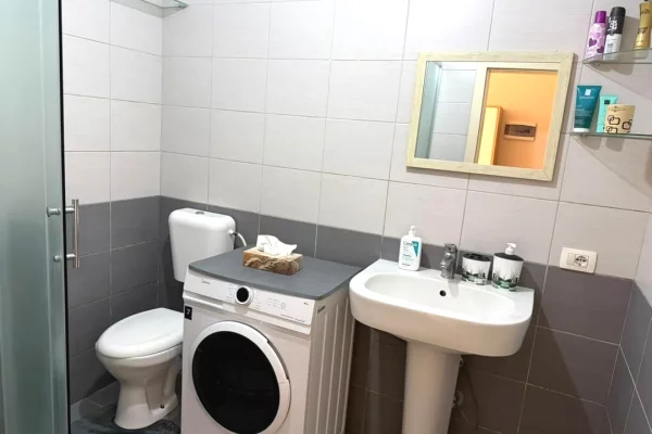 Shtepi me qera Apartament ne Tirane, 1+1, Mobilimi E mobiluar, Pagesa 48,000  Leke.