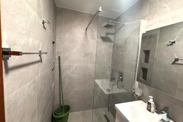 Shtepi me qera Apartament ne Tirane, 2+1, Mobilimi E mobiluar, Pagesa 800  Euro.