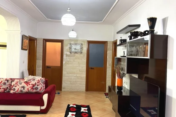 Apartament 2+1 i mobiluar, Rruga Siri