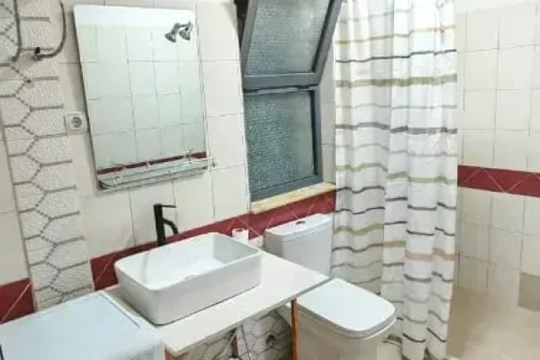 Shtepi me qera Apartament ne Tirane, 3+1, Mobilimi E mobiluar, Pagesa 45,000  Leke.