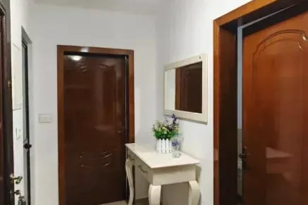 Shtepi me qera Apartament ne Tirane, 3+1, Mobilimi E mobiluar, Pagesa 45,000  Leke.