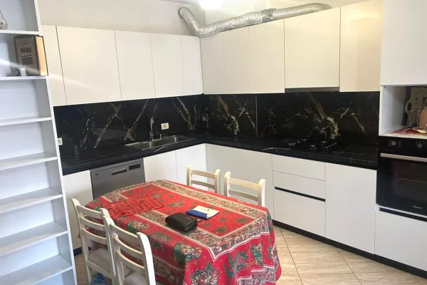 Appartamento in vendita a Tirana 2+1, Arredato