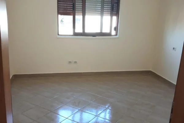 Shtepi ne shitje Apartament ne Tirane, 1+1, Mobilimi Bosh, pa mobiluar, Pagesa 85,000  Euro.