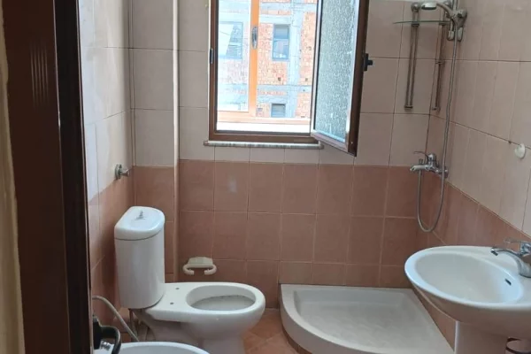 Shtepi ne shitje Apartament ne Tirane, 1+1, Mobilimi Bosh, pa mobiluar, Pagesa 85,000  Euro.
