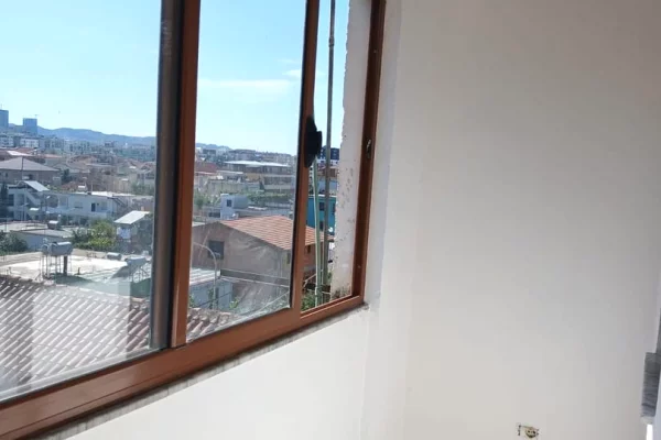 Shtepi ne shitje Apartament ne Tirane, 1+1, Mobilimi Bosh, pa mobiluar, Pagesa 85,000  Euro.