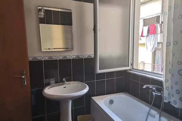 Shtepi me qera Apartament ne Tirane, 1+1, Mobilimi E mobiluar, Pagesa 50,000  Leke.