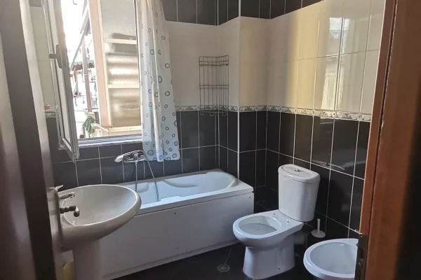 Shtepi me qera Apartament ne Tirane, 1+1, Mobilimi E mobiluar, Pagesa 50,000  Leke.
