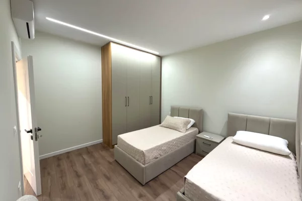 Shtepi me qera Shtepi Private ne Tirane, 4+1, Mobilimi E mobiluar, Pagesa 90,000  Leke.