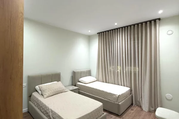 Shtepi me qera Shtepi Private ne Tirane, 4+1, Mobilimi E mobiluar, Pagesa 90,000  Leke.