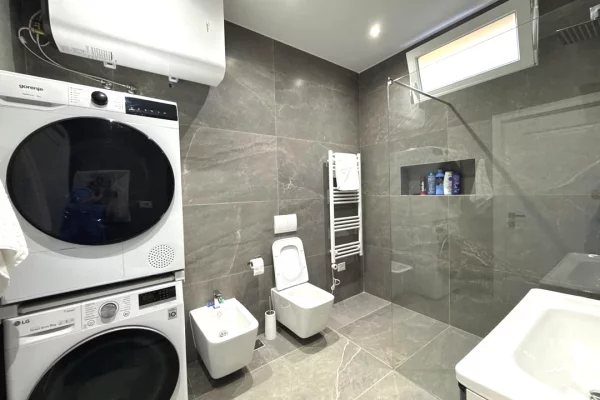 Shtepi me qera Shtepi Private ne Tirane, 4+1, Mobilimi E mobiluar, Pagesa 90,000  Leke.