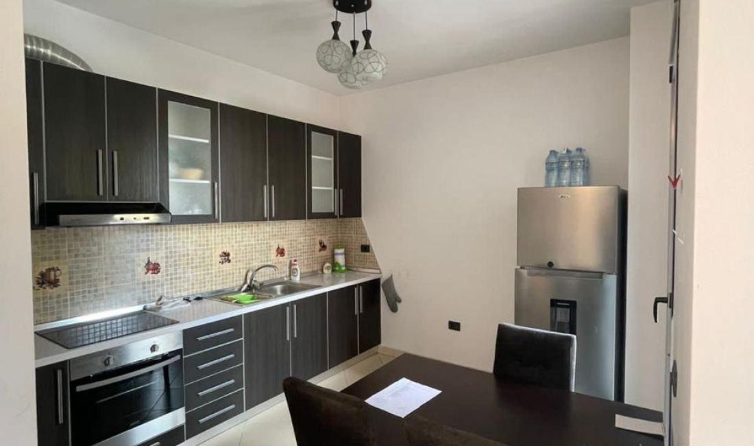 Shtepi me qera Apartament ne Tirane, 2+1, Mobilimi E mobiluar, Pagesa 800  Euro.