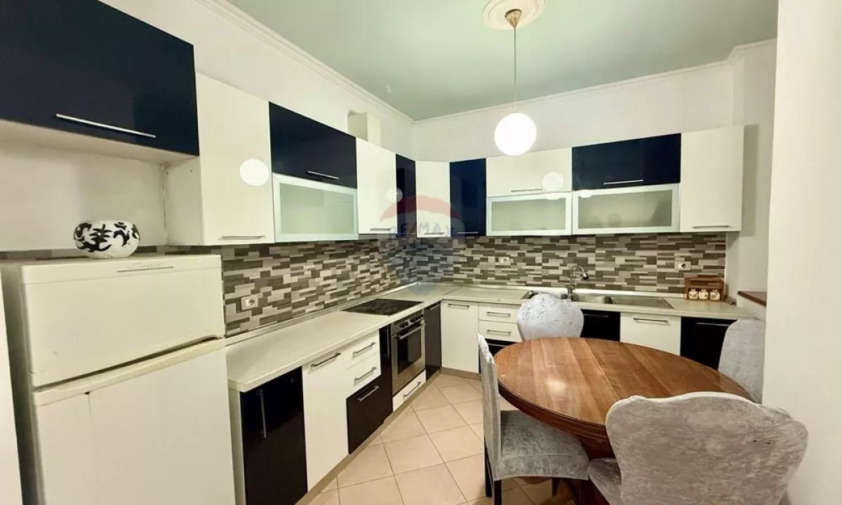 Shtepi me qera Apartament ne Tirane, 2+1, Mobilimi E mobiluar, Pagesa 400  Euro.
