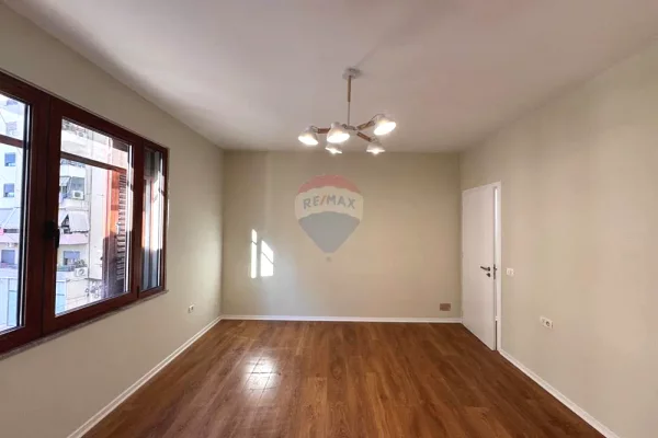 Shtepi ne shitje Apartament ne Tirane, 2+1, Mobilimi Bosh, pa mobiluar, Pagesa 157,000  Euro.