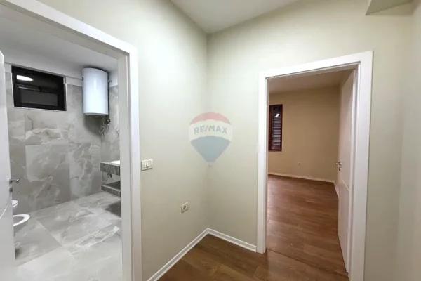 Shtepi ne shitje Apartament ne Tirane, 2+1, Mobilimi Bosh, pa mobiluar, Pagesa 157,000  Euro.