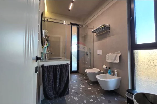 Shtepi ne shitje Apartament ne Tirane, 2+1, Mobilimi E mobiluar, Pagesa 470,000  Euro.