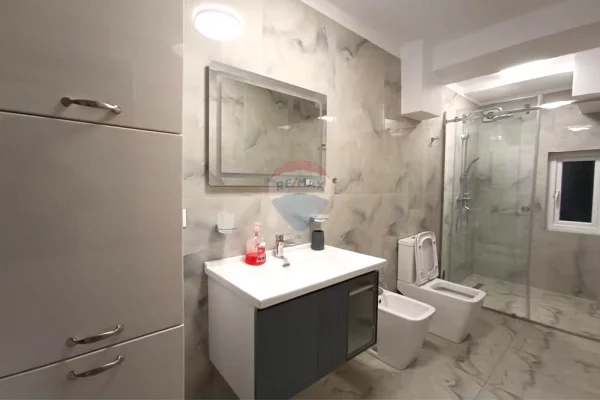 Shtepi me qera Apartament ne Tirane, 2+1, Mobilimi E mobiluar, Pagesa 800  Euro.