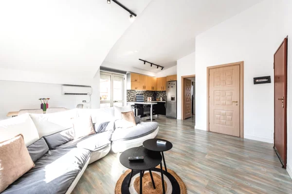 Shtepi me qera Apartament ne Tirane, 2+1, Mobilimi E mobiluar, Pagesa 940  Euro.