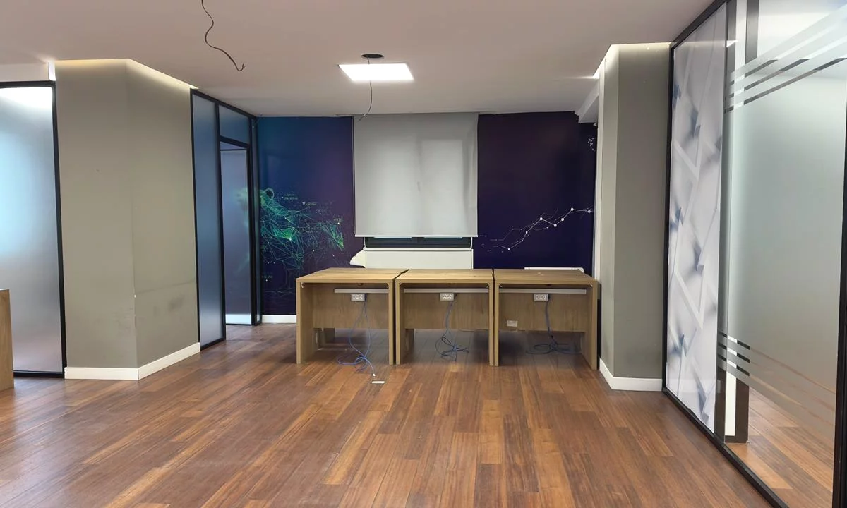 Zyre me Qira afer Shallvareve!