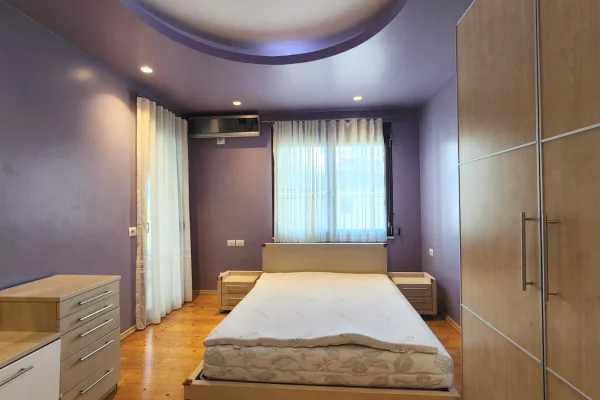 Shtepi me qera Apartament ne Tirane, 2+1, Mobilimi E mobiluar, Pagesa 1,300  Euro.