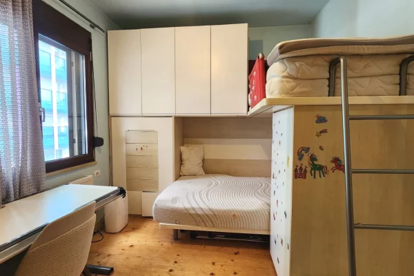 Shtepi me qera Apartament ne Tirane, 2+1, Mobilimi E mobiluar, Pagesa 1,300  Euro.