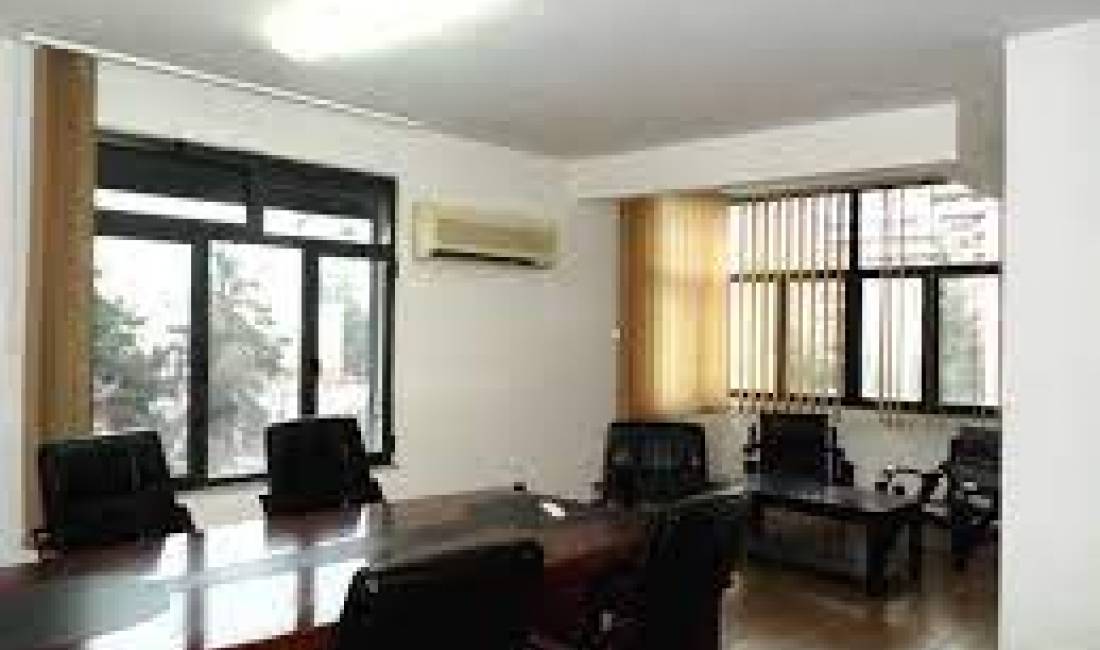 Jepet me Qera Zyra 150Euro ish Ekspozita