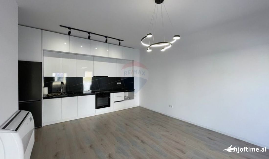 Zyre per qira tek Stacioni Trenit