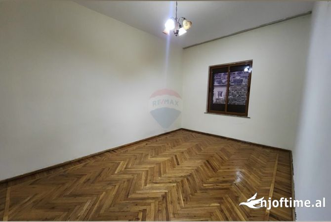 Ambiente Commerciale in Affitto 3+1 a Tirana - 700 Euro