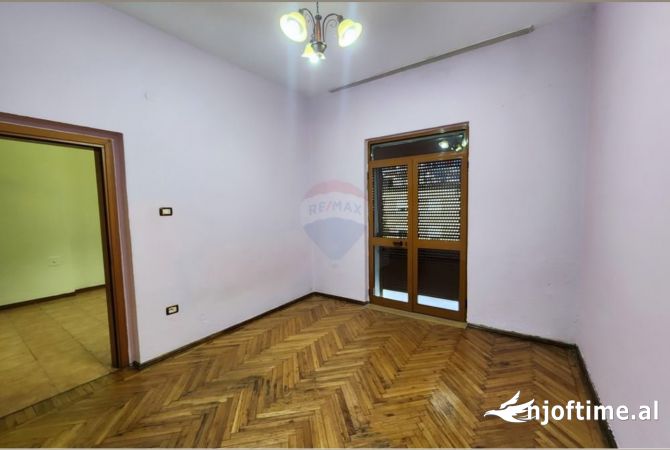 Ambiente Commerciale in Affitto 3+1 a Tirana - 700 Euro