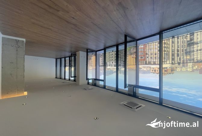 Ambiente Commerciale in Affitto 3+1 a Tirana - 1,500 Euro