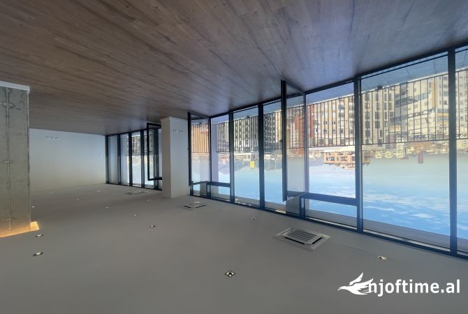 Ambiente Commerciale in Affitto 3+1 a Tirana - 1,500 Euro