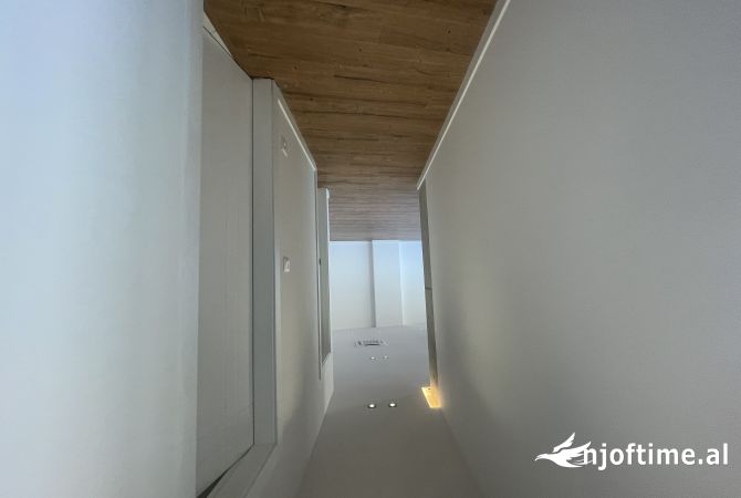 Zyra me qira + parkim tek Lake View!