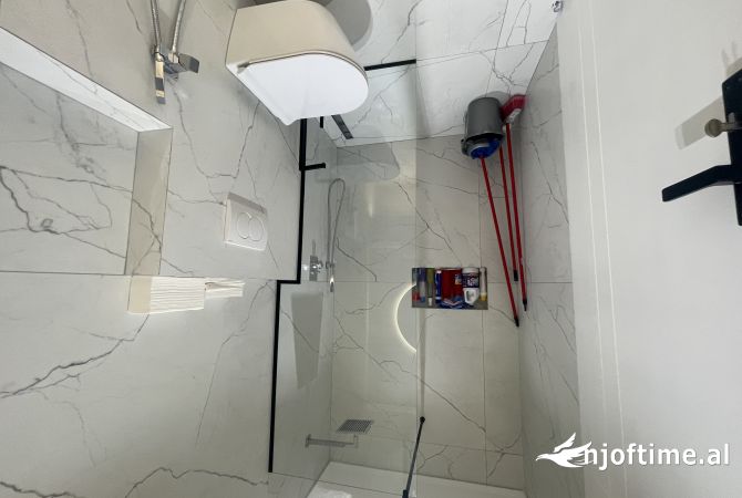 Zyra me qira + parkim tek Lake View!