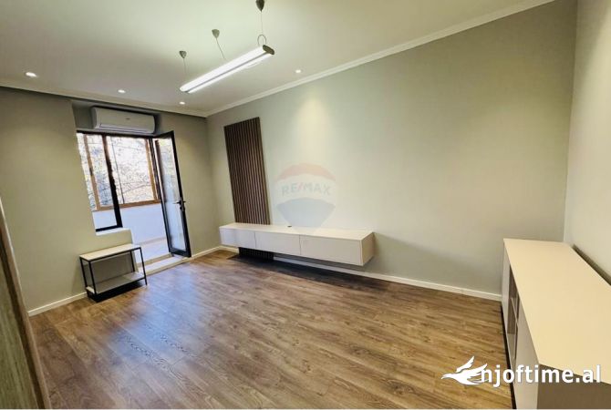 Ambiente Commerciale in Affitto 3+1 a Tirana - 800 Euro