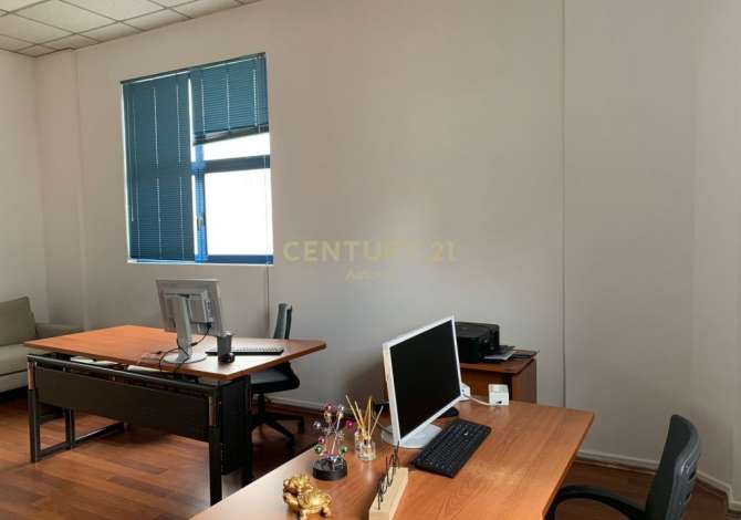 Ambiente Commerciale in Affitto 3+1 a Tirana - 500 Euro