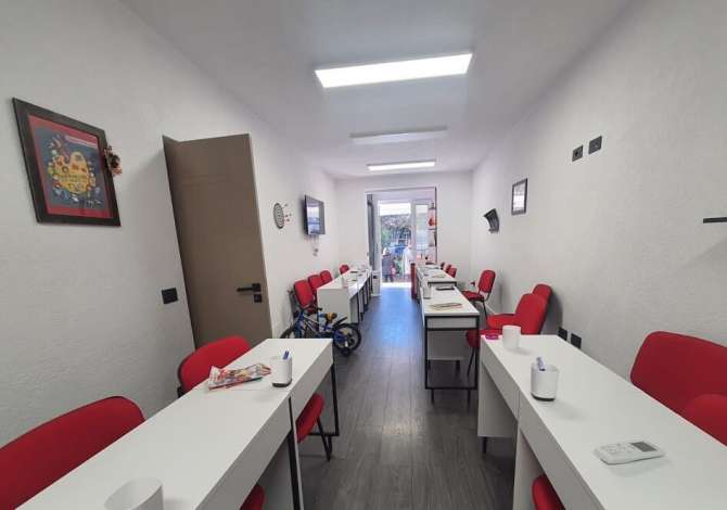Ambiente Commerciale in Affitto 3+1 a Tirana - 800 Euro