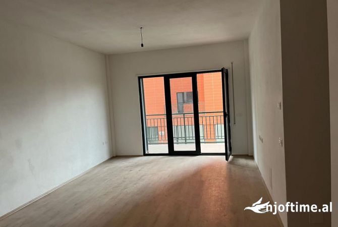 Ambiente Commerciale in Affitto 3+1 a Tirana - 400 Euro