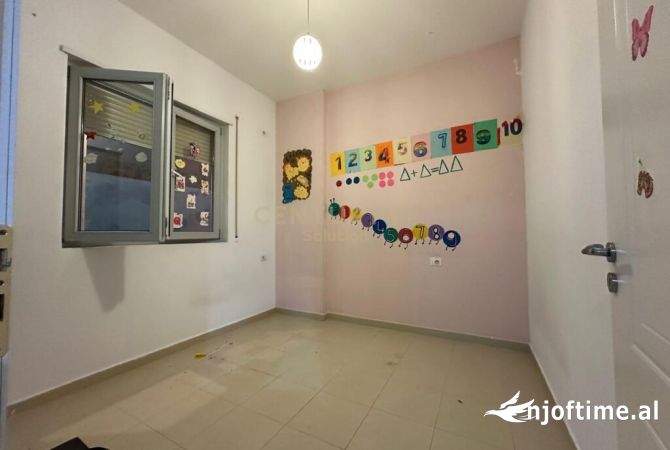 Ambiente Commerciale in Affitto 3+1 a Tirana - 1,000 Euro