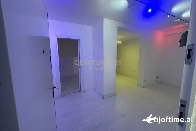 Ambiente Commerciale in Affitto 3+1 a Tirana - 800 Euro
