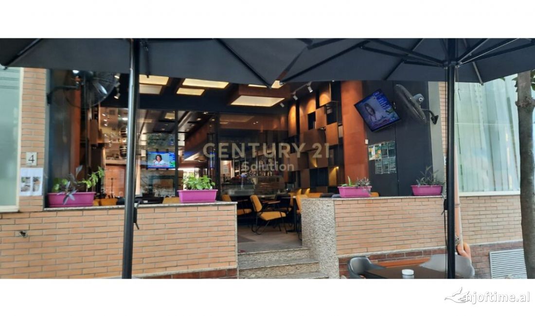 SHITET AMBIENT KOMERCIAL PRANE RRUGES SE BARRIKADAVE!