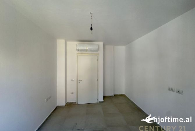 Ambiente Commerciale in Affitto 3+1 a Tirana - 550 Euro